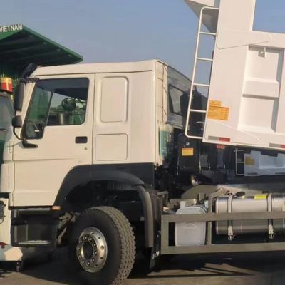 سعر جيد 10 عجلات سعة 25-30 طن HOWO 6X4 شاحنة قمامة ناقلة وقود 300L 5600X2300X1500 الإطارات 7.00r16 6+1 الإطارات الاحتياطية قابلة للتخصيص يسارًا و يمينًا القيادة الانترنت